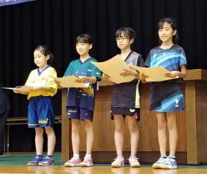 全九州卓球選手権女子カブの部で優勝した上地さん（右）＝25日、宮崎市総合体育館（提供写真）