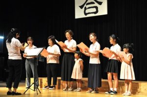 息の合ったハーモニーを響かせた女声あんさんぶるＡＹＡＧＵの皆さん＝25日、市未来創造センター多目的ホール