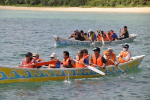 御願バーリーで巧みなかいさばきを見せる組合員ら＝25日、浦底漁港