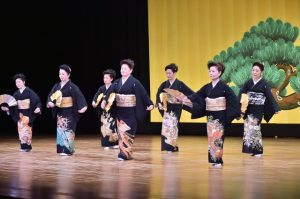 演芸会は役員による「とうがにあやぐ」で幕開けした＝４日、マティダ市民劇場