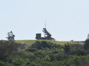 配備された航空自衛隊宮古島分屯基地内で展開され発射機を上空に向けたＰＡＣ３＝３日、上野野原