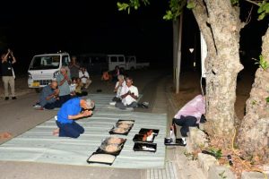 祭場ではシュリ魚を供え神に祈りをささげ、長老たちが神歌を歌った=3日、多良間村塩川