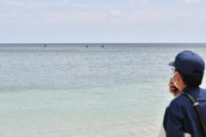 海保の職員が見守る中、ＳＵＰの漂流検証が行われた＝19日、長北海岸