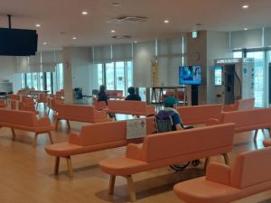 暴風警報発表を受け、1階ロビーが避難所として開放された＝1日、市役所