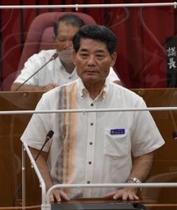 葉タバコ農家への取り組みなどについて説明する伊良皆村長=27日、村役場議場