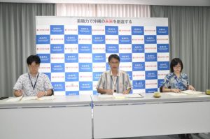 22年度の融資実績を発表する大城支店長(中央)=6日、沖縄公庫宮古支店