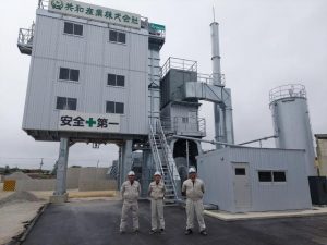 最新鋭の機能を備えたアスファルトプラント工場を新設した＝5月30日、平良西里の共和産業