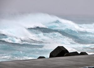白波を立てて大波が打ち寄せていた＝1日、上野の博愛漁港