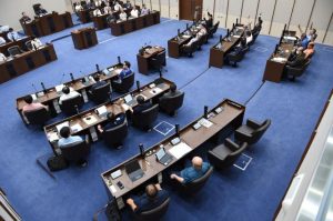 市当局から提案されたすべての議案を原案通り可決した６月定例会＝30日、市議会議場