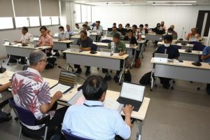 市当局から6月定例会へ提出する議案について説明を聞く市議ら=7日、市議会全員協議会室