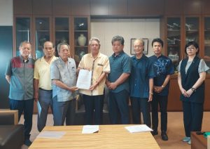 座喜味市長（中央）に速やかな行政支援を求めた＝５日、市役所