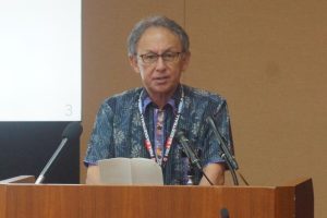 会見で基本的対策の継続を呼び掛ける玉城知事＝26日、県庁