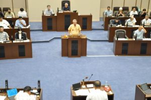 冷蔵庫設置など旧上野庁舎の利活用について答弁する座喜味一幸市長＝29日、市議会議場