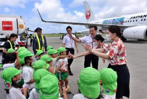 機体見学に参加した園児と機長ら＝22日、宮古空港