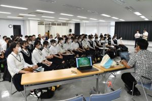 エコアイランド宣言に２・０について学ぶ生徒たち＝５日、平良港ターミナルビル