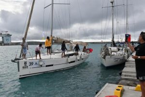 次々と参加艇が到着した＝13日、平良港