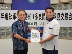 玉城知事(左)に要望書を手渡す伊良皆村長=13日、村役場