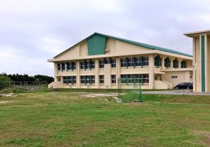 2027年に供用開始を目指すプールが建設される予定地=16日、伊良部島小中学校