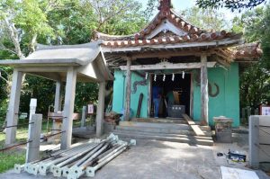 拝殿内の天井が崩れ落ちないよう補強工事が行われている＝9日、アツママ御嶽