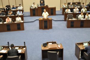 提案した23件について説明する座喜味市長=12日、市議会議場