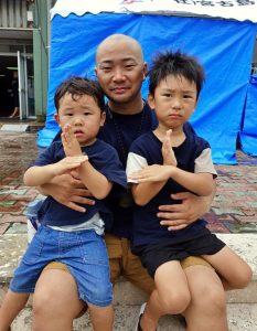 お父さんが大好きな功くん（右）と叶多くん（左）。撮影時にはりりしくウルトラマンのポーズ