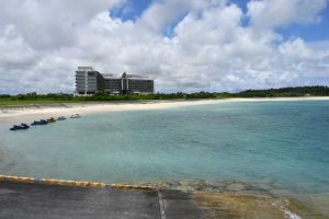 7月1日から「水上オートバイ等事故防止重点区域」が指定されるサンセットビーチの海浜Ⅱ。写真手前のスロープは同日から利用には申請が必要となる=24日、トゥリバー地区