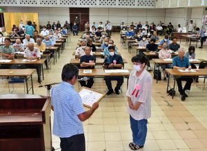 新年度の事業計画や予算案などを承認し、優良農家を表彰した総会＝13日、JAおきなわ宮古地区本部大ホール