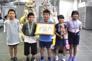 全員４年生ながらも県大会で３位入賞を果たした砂川小のメンバーら＝25日、宮古空港