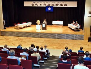 22年度実績などを可決した市シルバー人材センターの定時総会＝21日、市未来創造センター多目的ホール