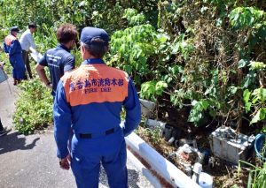 不法投棄されたごみの状況を確認する参加者たち＝８日、伊良部佐和田