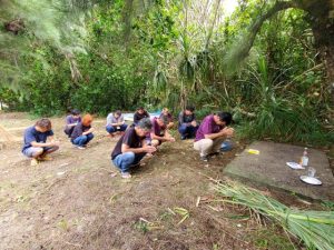 大漁祈願する北海人座メンバーら＝2日、タニガートゥブリ