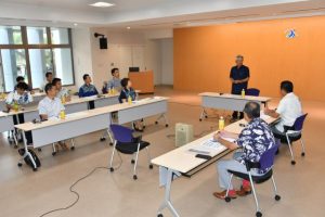 協議会開催に先立ち、あいさつをする座喜味市長（奥中央）＝13日、市役所