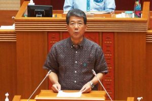 一般質問に登壇した下地氏＝26日、県議会本会議場