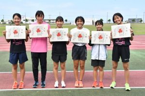 県高校総体で６位以内で入賞し、南九州大会に出場する皆さん＝３日、市陸上競技場