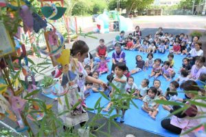 七夕の由来などについて説明を受ける園児たち＝７日、ひばり保育園