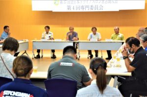 トライアスロンの第4回専門委員会が開かれて反省点や改善策などが話し合われた=27日、市役所大ホール