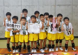 大会2連覇を決めた「結の橋クラブ」男子チーム＝7月30日、名護21世紀の森体育館