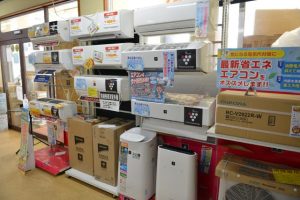 市内の電気店でも省エネ家電をPRしている=14日、平良西里のユウ電機ショップ