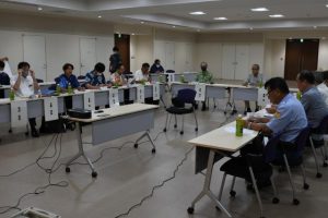 新たな案について意見を交わした市役所を核とした新しいまちづくり検討委員会=13日、市役所