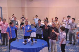 羽田発着枠の配分継続を祝った祝賀会=1日、ホテルアトールエメラルド宮古島