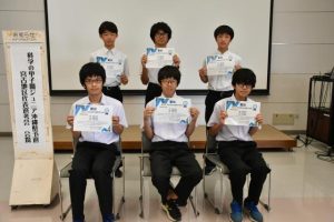 優勝した鏡原A(前列)と準優勝の平良B(後列)の皆さん=28日、県宮古合同庁舎