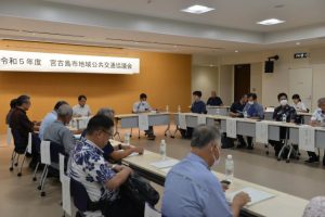 市地域公共交通計画について話し合う委員たち=24日、市役所