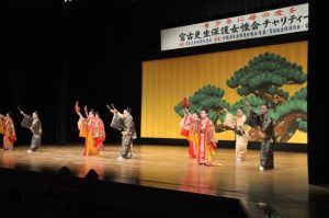 幕開けを飾った久田流根間幸子舞踊研究所の「とうがにあやぐ」=22日、マティダ市民劇場