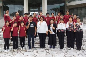 北中学校吹奏楽部の部員と顧問の根間絵里香教諭(前列中央)ら=28日、宜野湾市