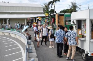 キッチンカーでは飲み物などを買い求める姿が見られた＝11日、平良港