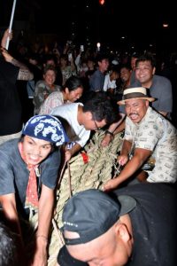 東軍が勝利して向こう1年間の五穀豊穣が約束された＝22日、市公設市場前