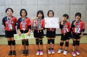接戦を繰り広げ初優勝した「結の橋クラブ」女子チーム＝7月30日、名護21世紀の森体育館