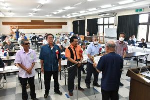 総代会では優良農家を表彰した＝12日、東地区構造改善センター