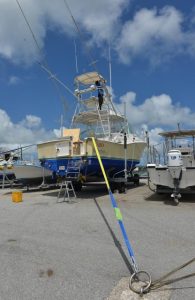 遊漁船が陸揚げされロープで固定されていた＝31日、平良港下里船溜まり（布干堂）