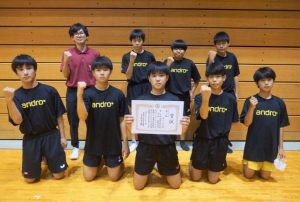 県大会男子団体で3位に入賞した平良中チーム＝24日、那覇市民体育館